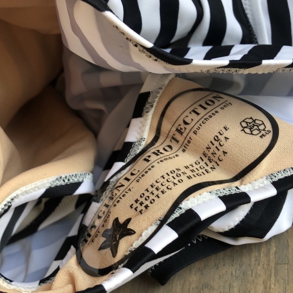 Motherhood Maternity Beach Bump black white stripe one piece swimsuit Large New - Picture 13 of 13